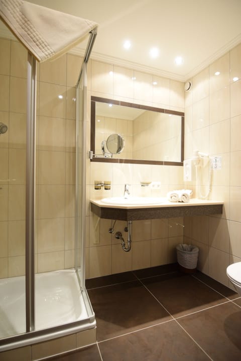 Superior Double Room | Bathroom | Shower, free toiletries, hair dryer, bathrobes