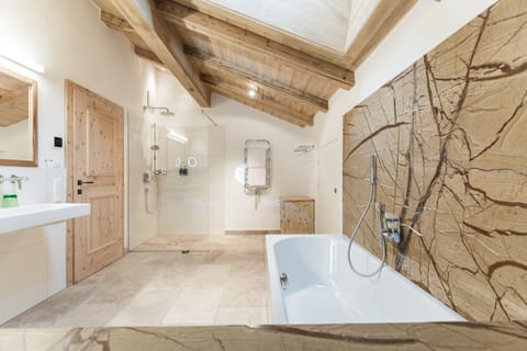 Deluxe Suite, Balcony | Bathroom | Slippers, towels