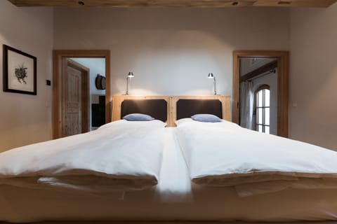 Deluxe Suite, Balcony | Premium bedding, minibar, individually decorated, soundproofing