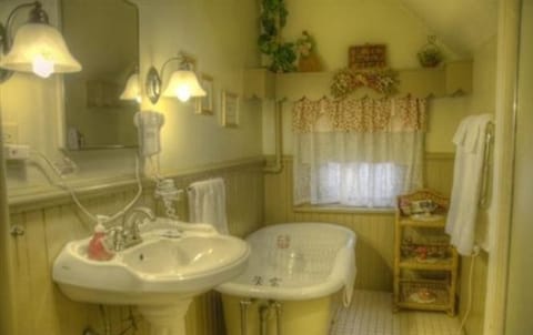 Deluxe Room, 1 King Bed, Fireplace | Bathroom | Free toiletries, bathrobes, towels