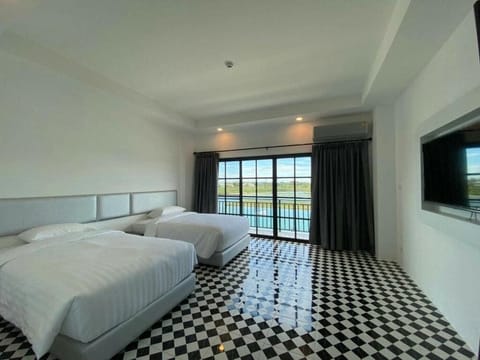 Superior Twin Room | Minibar (some free items), in-room safe, blackout drapes