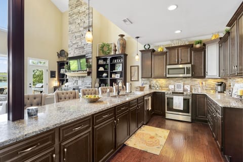 Cuisinart combo Keurig/pot coffee maker, open floor plan, large gourmet kitchen