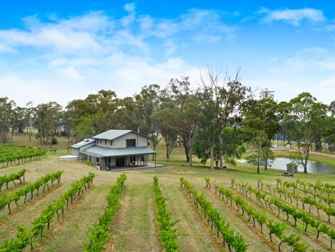 Gorgeous cottage with view of the vines and the dam!