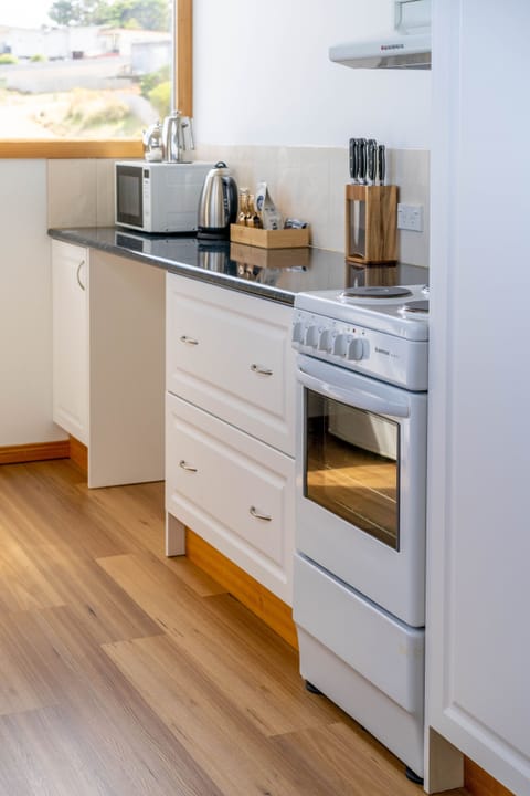 Family Cottage | Private kitchen | Full-size fridge, microwave, oven, stovetop