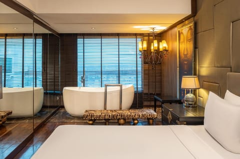 Business Room | Premium bedding, down comforters, memory foam beds, minibar