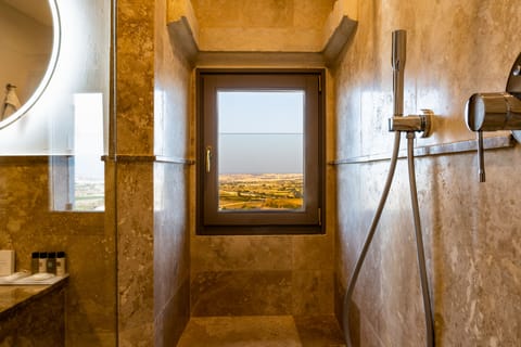 Deluxe Room | Bathroom | Combined shower/tub, free toiletries, hair dryer, bathrobes