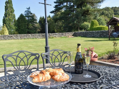 Outdoor eating area | Keepsake View, Matlock