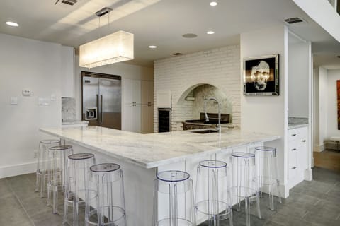 Kitchen
- plenty of bar seating