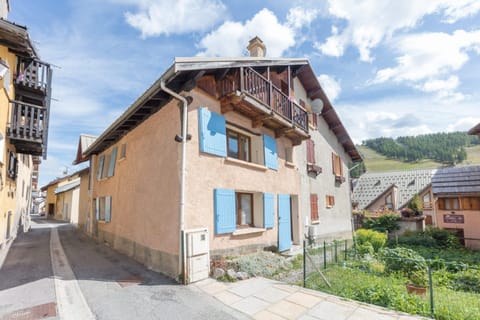 Chalet Blue Shutter, Rue d'Eglise