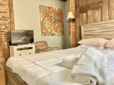 Private Room for a Queen bed Ensuite | Individually decorated, individually furnished, blackout drapes