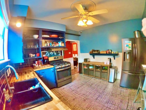 Full-size fridge, microwave, oven, stovetop