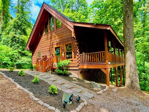 Charming log cabin. Wrap-around covered porch. Private hot tub! Near Dollywood.