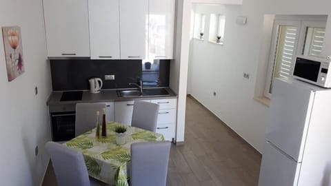 Standard Apartment | Private kitchenette | Fridge, microwave, oven, coffee/tea maker