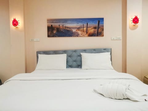 Standard King Room | Free WiFi, bed sheets
