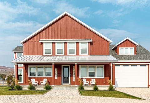 Charming Red Farmhouse with cozy porch seating and scenic views—perfect for large groups.