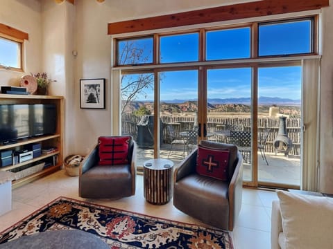 House (3 Bedrooms) | Property amenity