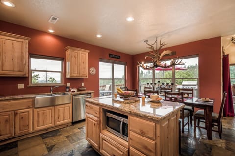 Studio (4 Bedrooms) | Property amenity