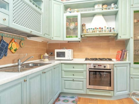 House | Private kitchen | Coffee/tea maker, highchair, cookware/dishes/utensils