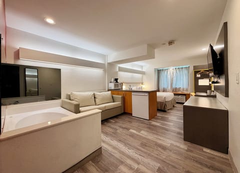 Deluxe Studio Suite, 1 Queen Bed, Non Smoking | Premium bedding, desk, iron/ironing board, free WiFi