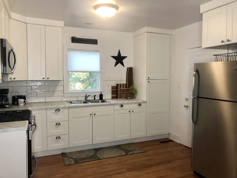 Newly remodeled kitchen, stainless steel appliances, everything you need!
