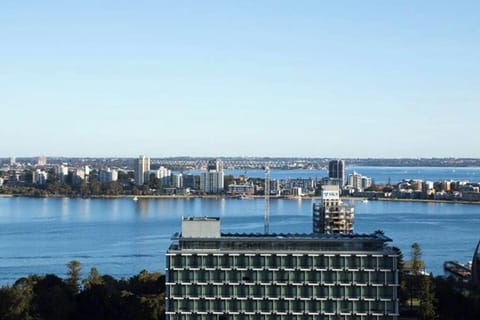 Central location with stunning views of the Swan River