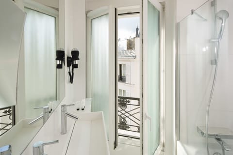 Prestige Room | Bathroom | Free toiletries, hair dryer, towels