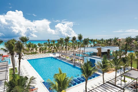 3 outdoor pools, pool umbrellas, sun loungers