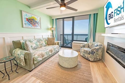 Amazing Living Room with Stunning Views☀️