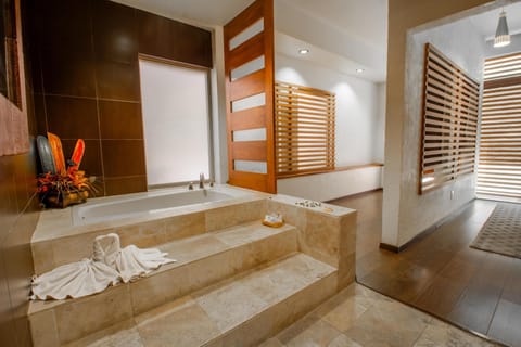 Sauna, hot tub, steam room, body wraps, body scrubs, thalassotherapy