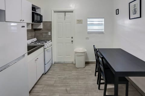 Standard Studio, 1 Queen Bed | Private kitchen