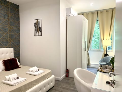 Comfort Double Room | Minibar, in-room safe, individually decorated, individually furnished