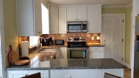 Fully equipped kitchen, granite countertops