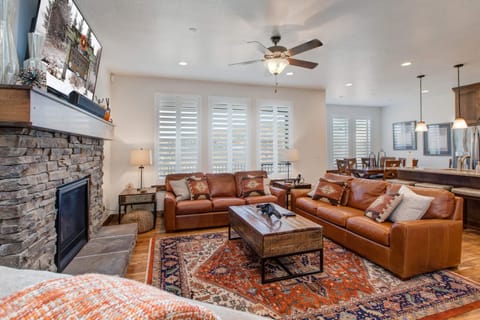 Retreat at Jordanelle 912: Main level living room with TV and cozy gas fireplace