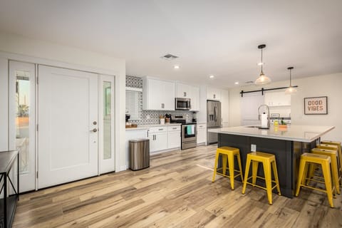 large kitchen island - breakfast bar w/ seating for 8