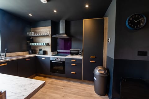 Luxury Apartment, Private Bathroom | Shared kitchen