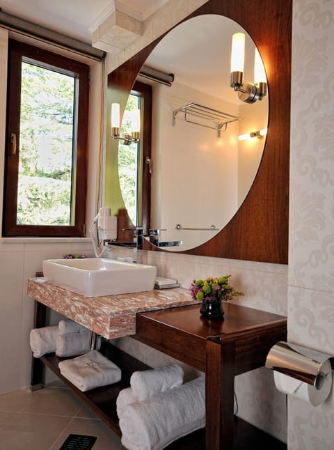 Suite, Balcony, Garden View | Bathroom sink