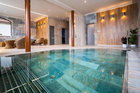 Indoor spa tub