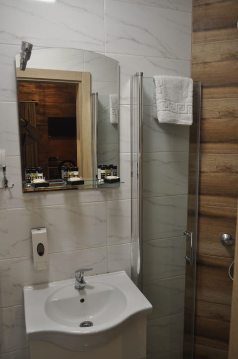 Triple Room (2) | Bathroom | Shower, designer toiletries, hair dryer, bathrobes