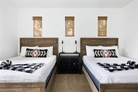 Guest bedroom with 2 queen beds 