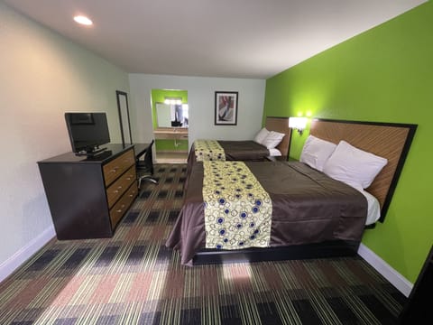 Standard Double Room, 2 Double Beds, Smoking | Bathroom | Combined shower/tub, towels