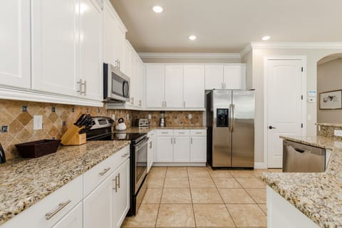 Cook delicious meals together in the fully equipped kitchen.