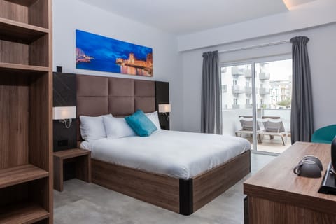 Minibar, in-room safe, desk, free WiFi