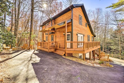 Newland Vacation Rental | 3BR | 3BA | 1,500 Sq Ft | Several Stairs on Property