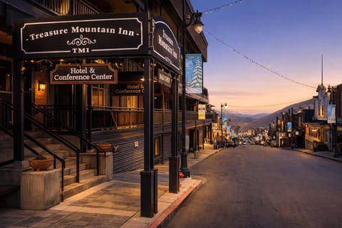 Stay in the heart of Historic Main Street, where award-winning dining, shopping, nightlife, and year-round events are just steps from your front door.