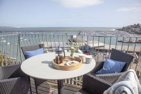 Balcony with sea view and dining set - Cliff Cottage