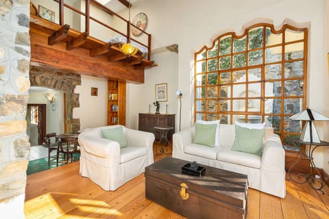 Classic House | Living area | 32-inch flat-screen TV with satellite channels, TV, Netflix