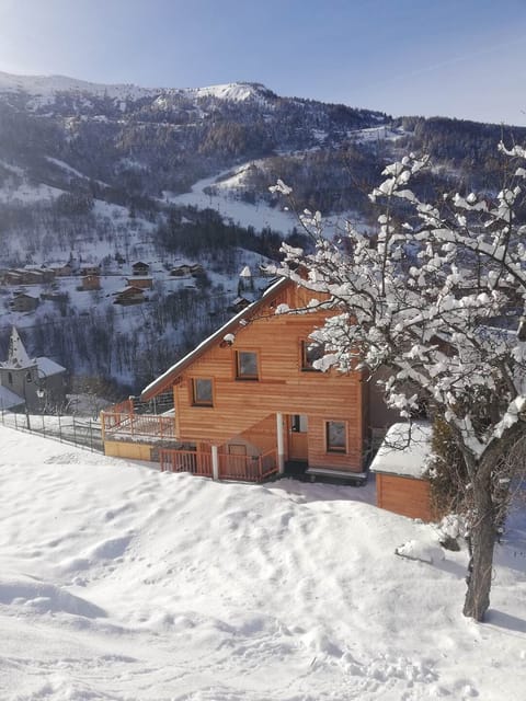 vue du chalet les garands coté jardin en hiver avec vue sur les pistes de ski