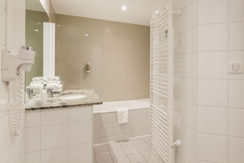 Bathtub, free toiletries, hair dryer, towels