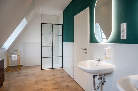 Double Room | Bathroom | Shower, rainfall showerhead, hair dryer, towels