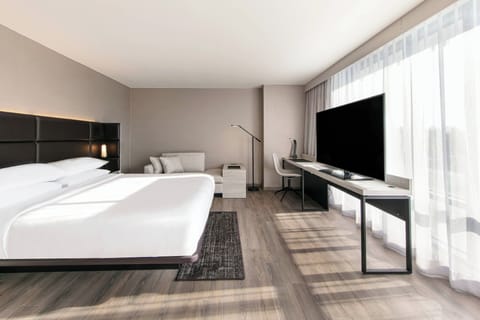 Deluxe Room, 1 King Bed | Premium bedding, in-room safe, desk, soundproofing